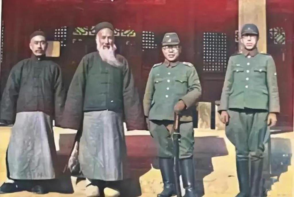 下图是孔子后人与日本军官在孔庙前的合影，照片拍摄于1939年。照片中留着花白胡子