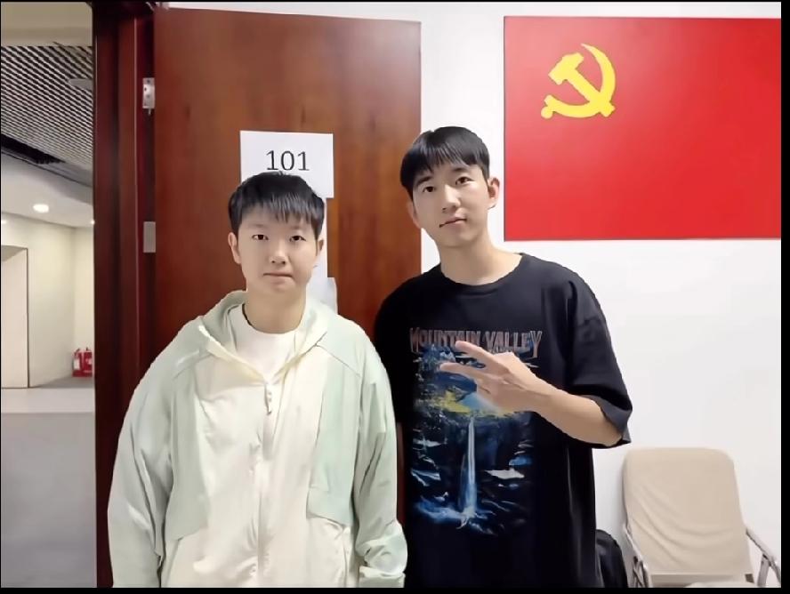 偶遇孙颖莎的珍贵瞬间
 
今天刷到一张没见过的孙颖莎合照，瞬间被可爱到了！莎莎穿