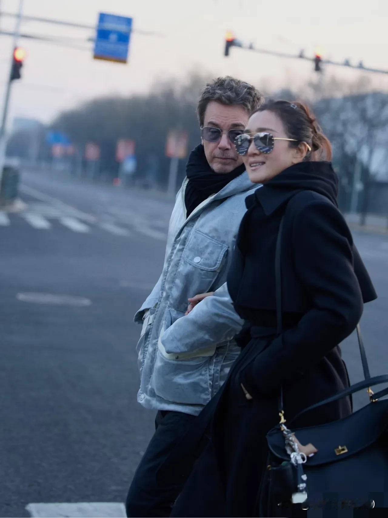 巩俐大概率要孤独终老了，她与 77 岁的现任法国老公在北京游玩，无儿无女，老公近