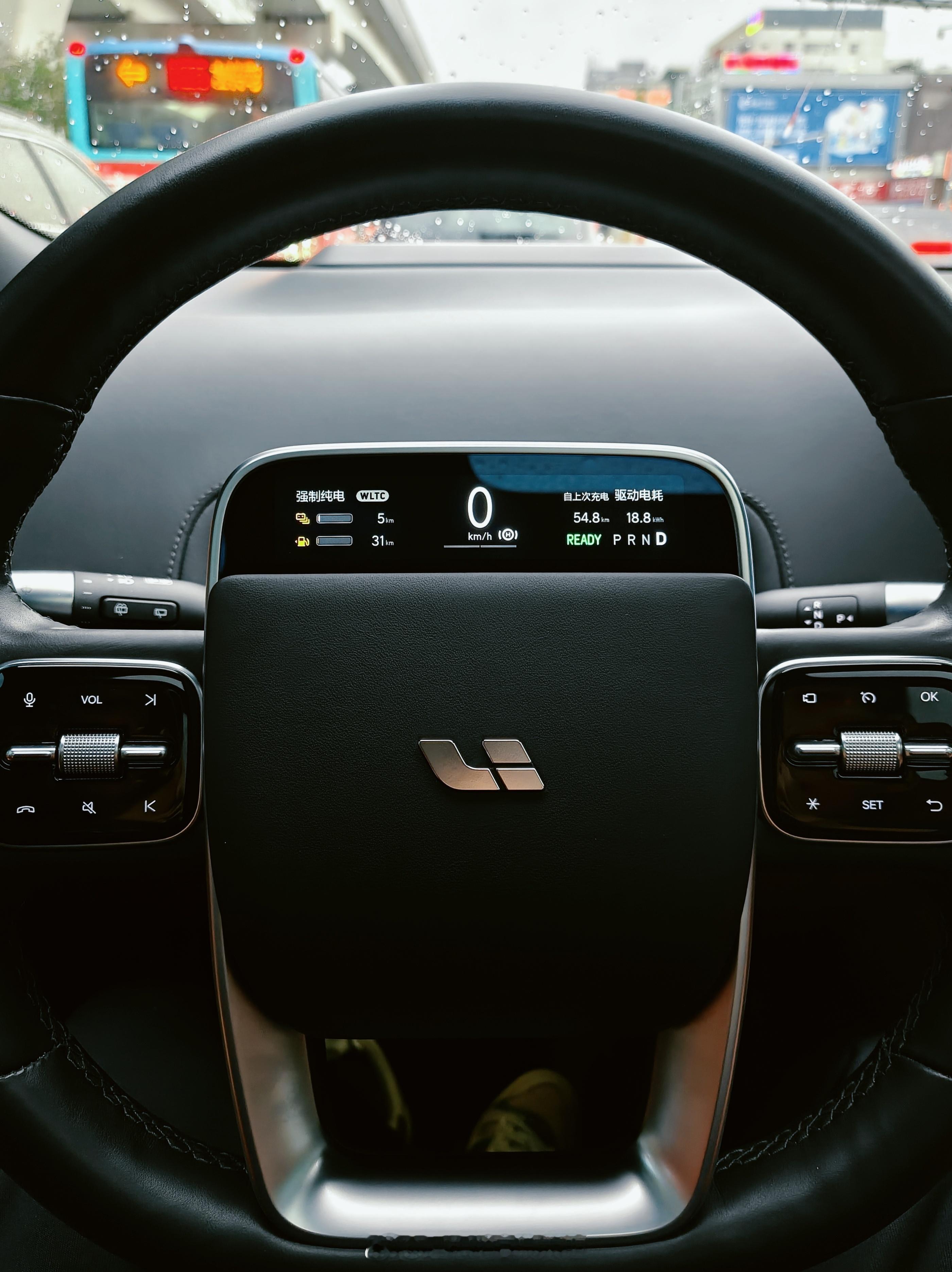 老实说，到现在我还get不到，为什么全新一代理想L9Livis 取消了方向盘上这