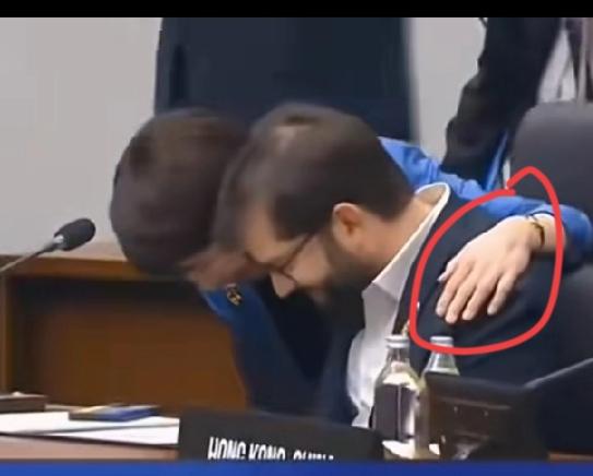 看看日本首相高市早苗和这些人看着多熟络，一国领导人，还是女的，勾肩搭背智利总统博