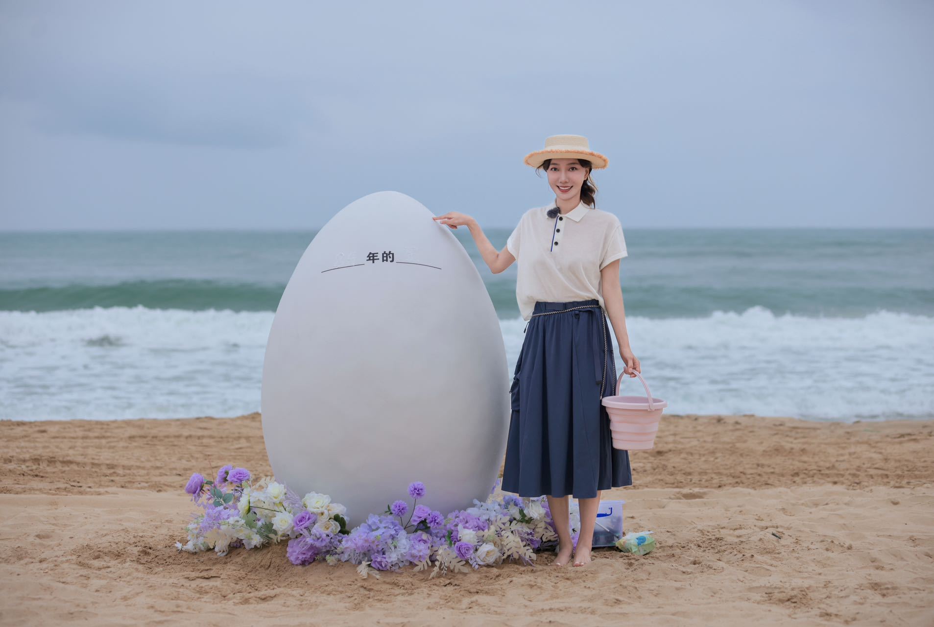 #王珞丹用海水作画##王珞丹拒绝被定义# 《是女儿是妈妈》在蛋上作画环节，只有直