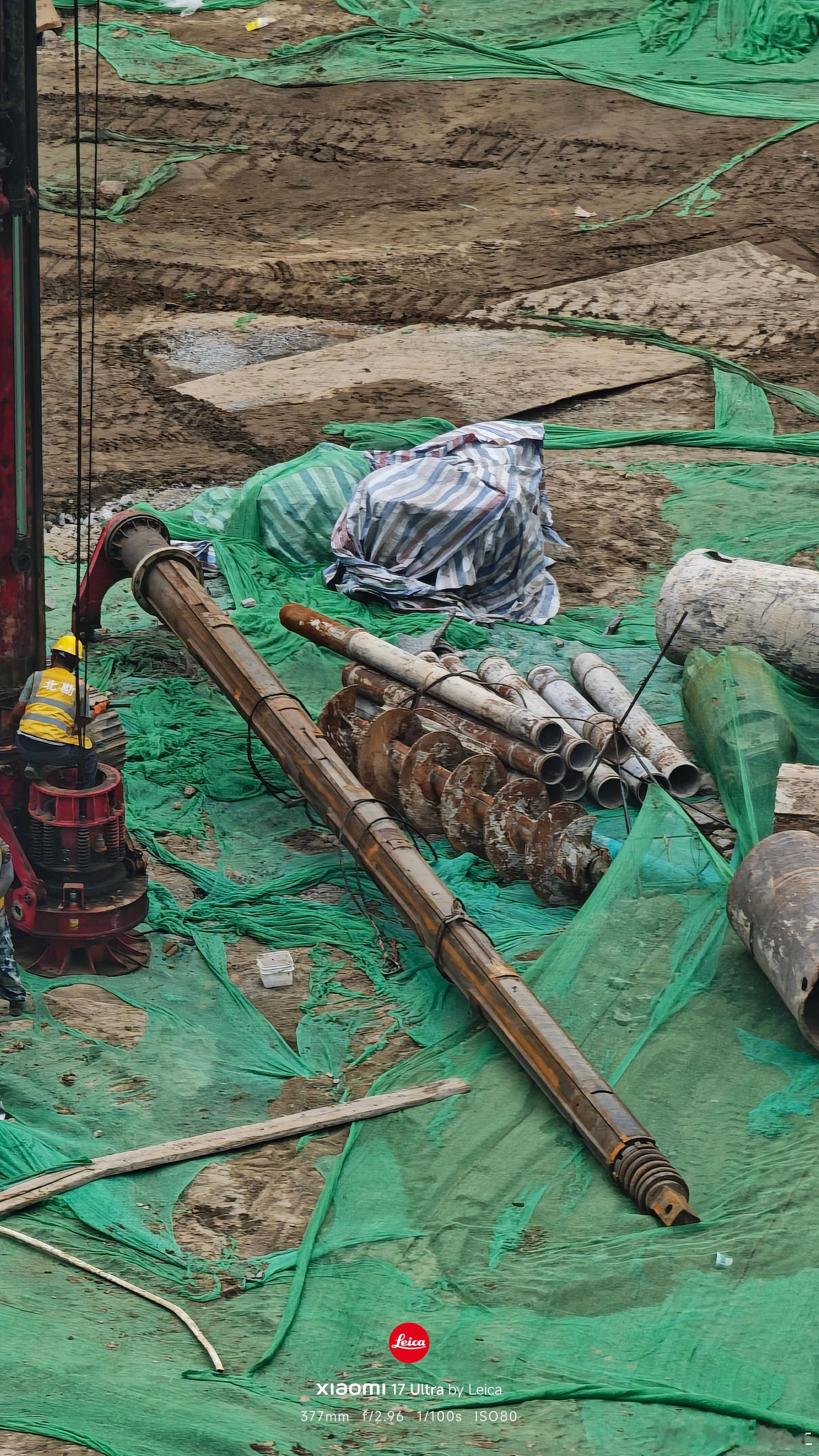 接上一条 换了更清楚的镜头，给大家拍一下铁锈管子。有没有懂建筑工程的朋友说说，这