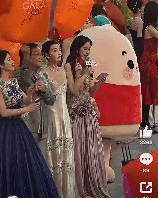 昨天🍠的直播活动为什么不招呼虞书欣到最前面去？周冬雨、成龙、刘诗诗站在第一排，