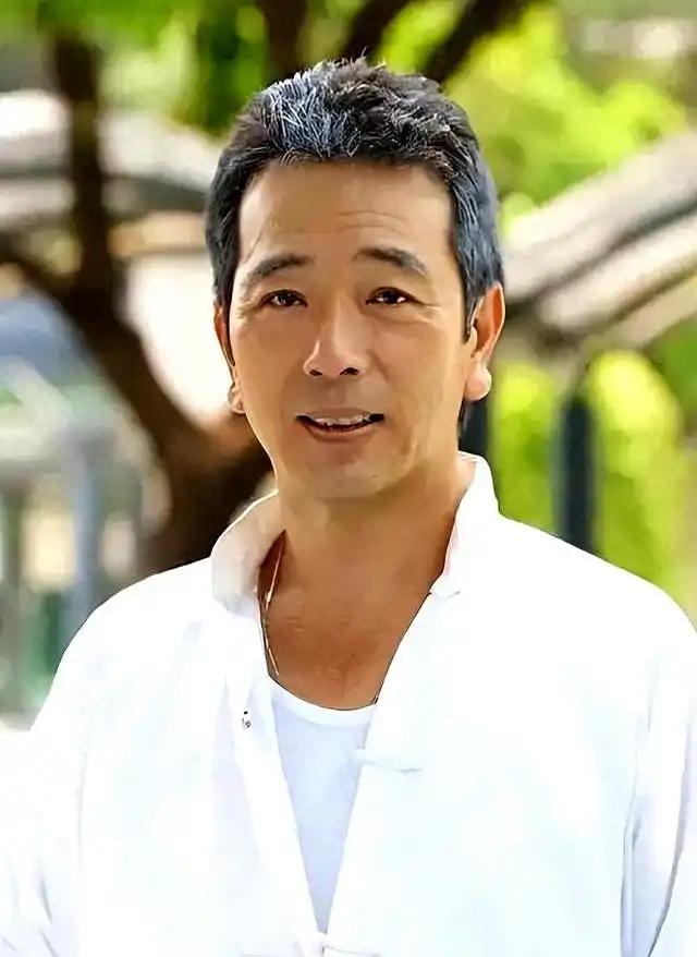 他演了半辈子豪门大佬，张晨光早已是观众心中“有钱人专业户”可谁能想到，这位69岁