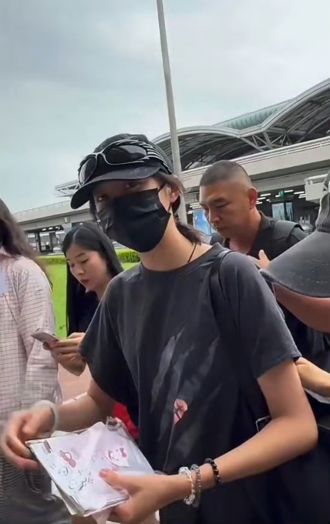 关晓彤晒黑了 大夏天在威海拍戏很难不晒黑 晒黑了姐姐也很美！！ ​​​