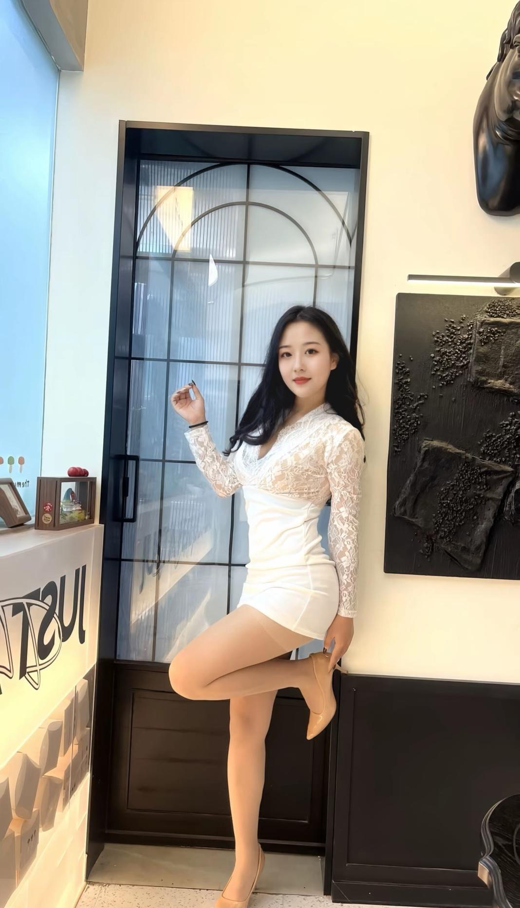 优雅白裙，甜美笑容，时尚穿搭，自信满满！