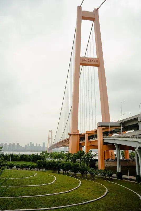 武汉9日凌晨突降暴雨，杨泗港长江大桥又现“雨帘瀑布”奇景，网友都说仿佛打开时空之