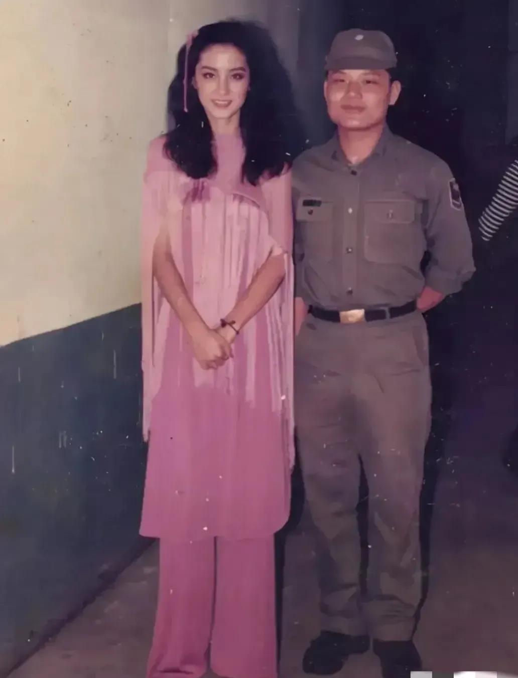 1980年，林青霞和一位粉丝朋友，留下的一张合影，从这张照片中我们仍能看到林青霞