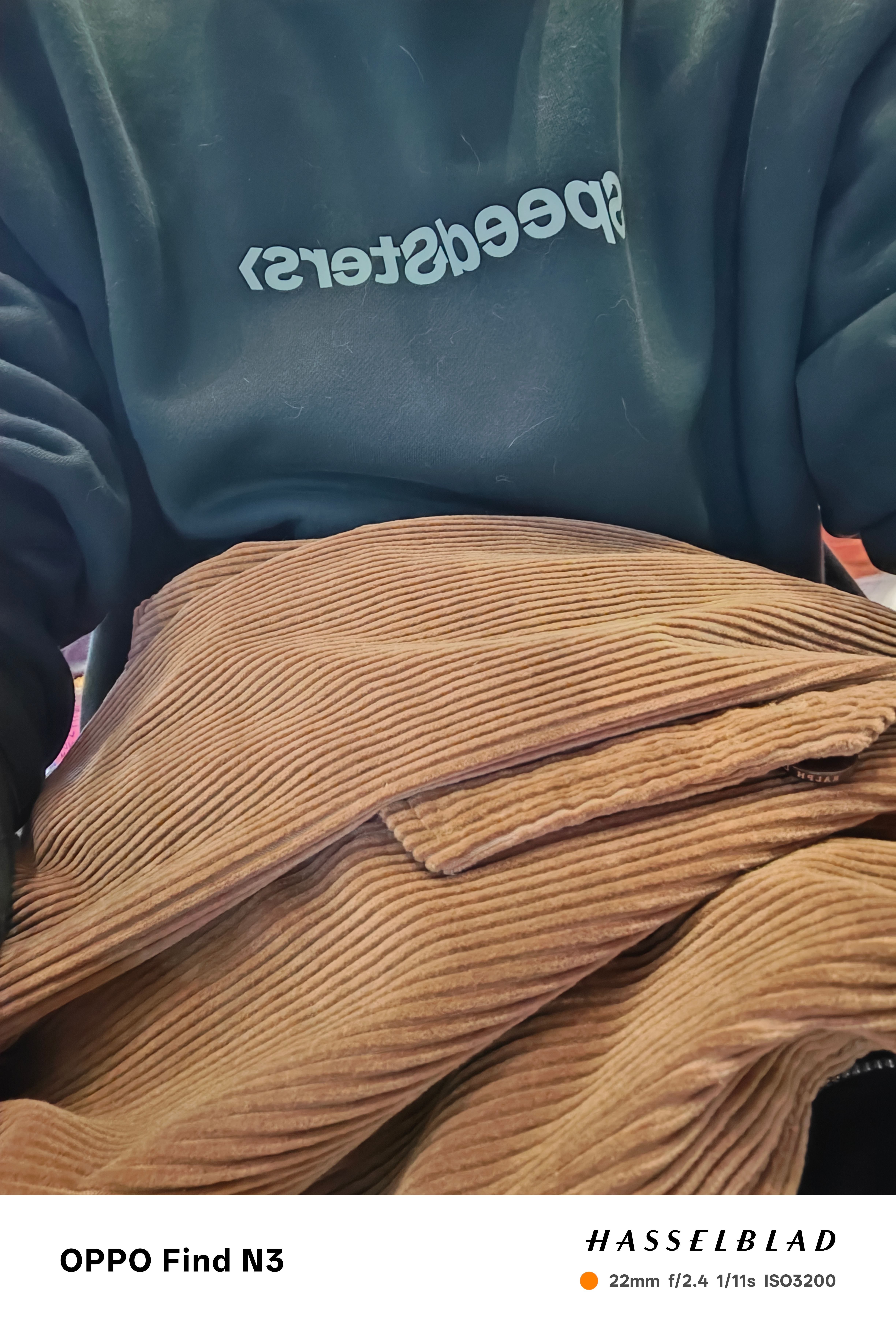 现在看电影真的好贵，我跟邱吉吉看一场都够可以买一件极速拍档的卫衣啦。 