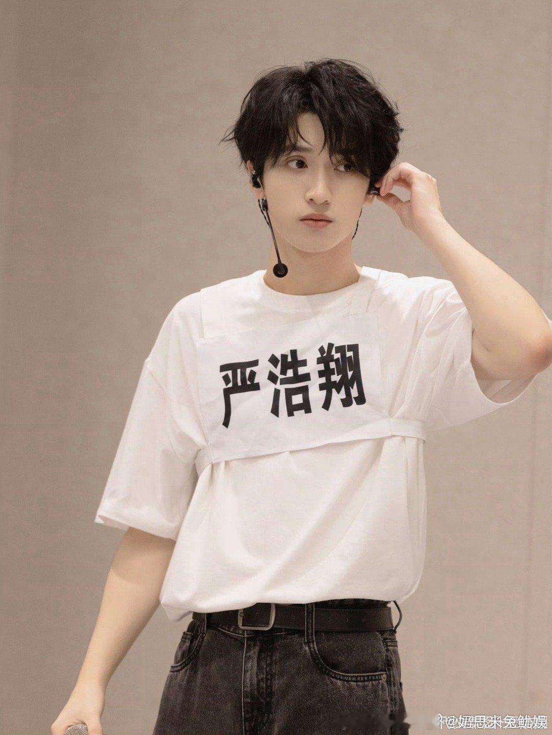 严浩翔这是什么情况[疑问]怎么看起来发腮了 ​​​