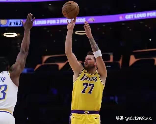 没有詹姆斯争球权，东契奇打出赛季最佳一战:

据统计:
詹姆斯一人在场：+8.8