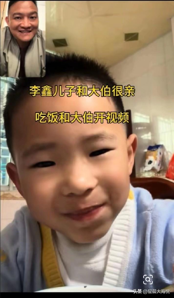 看的出，李鑫和养家那边处的很好，

李鑫出来认亲的时候是养父母帮忙带孩子，

然