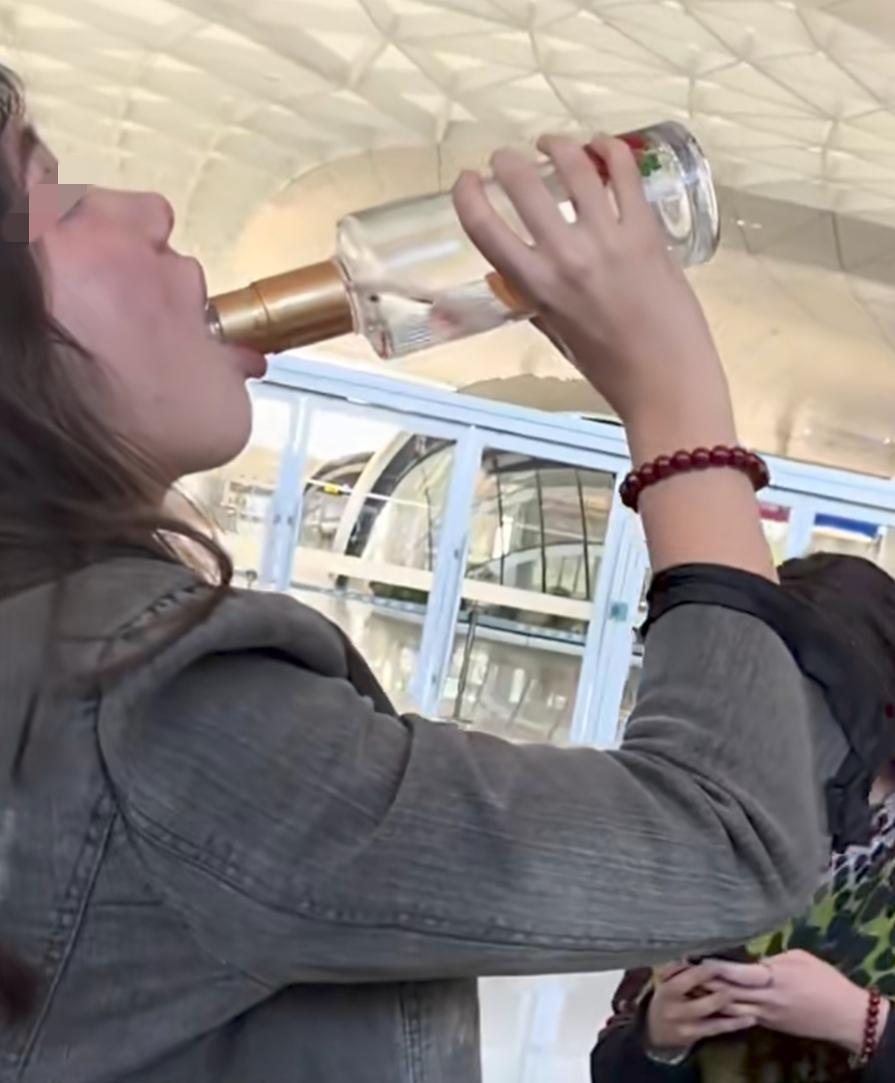 火车站候车室，三位姐姐遇到了《人在囧途》里的一幕，她们携带的一瓶白酒，被禁止带上