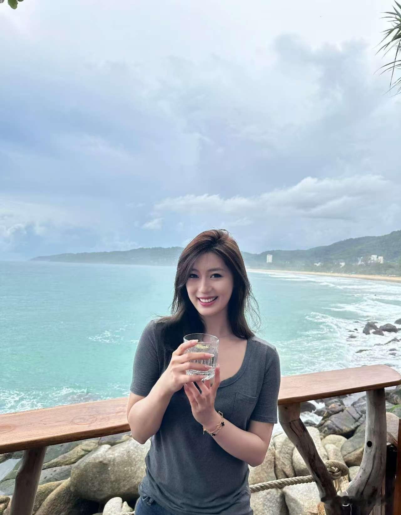 此情此景我也想吟诗一首。老照片了从新发一遍。品酒吟诗