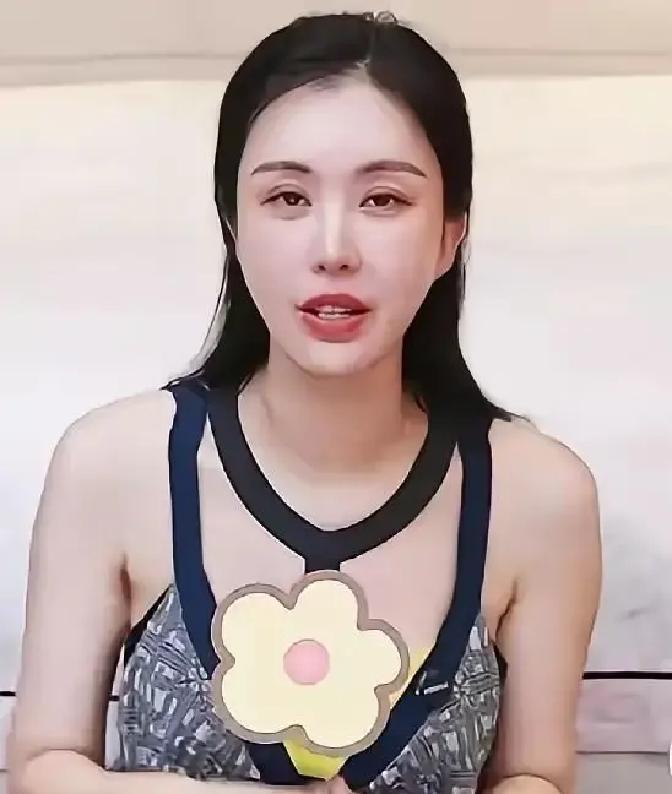 12条礼服照刷屏，3条植树动态冷清
 
一个月，田朴珺连发12条红毯照，低胸礼服