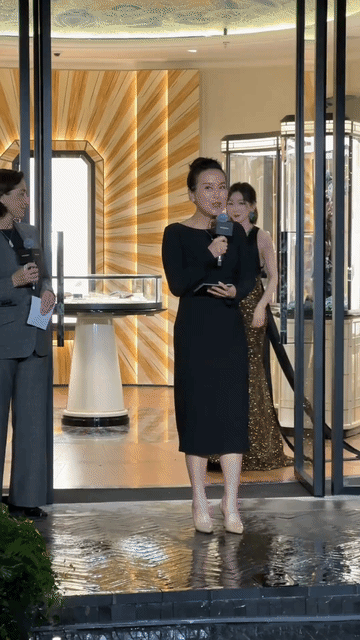 周冬雨的造型师终于听劝了，前后脚两场活动，造型不对，周冬雨看起来像街溜子，造型对