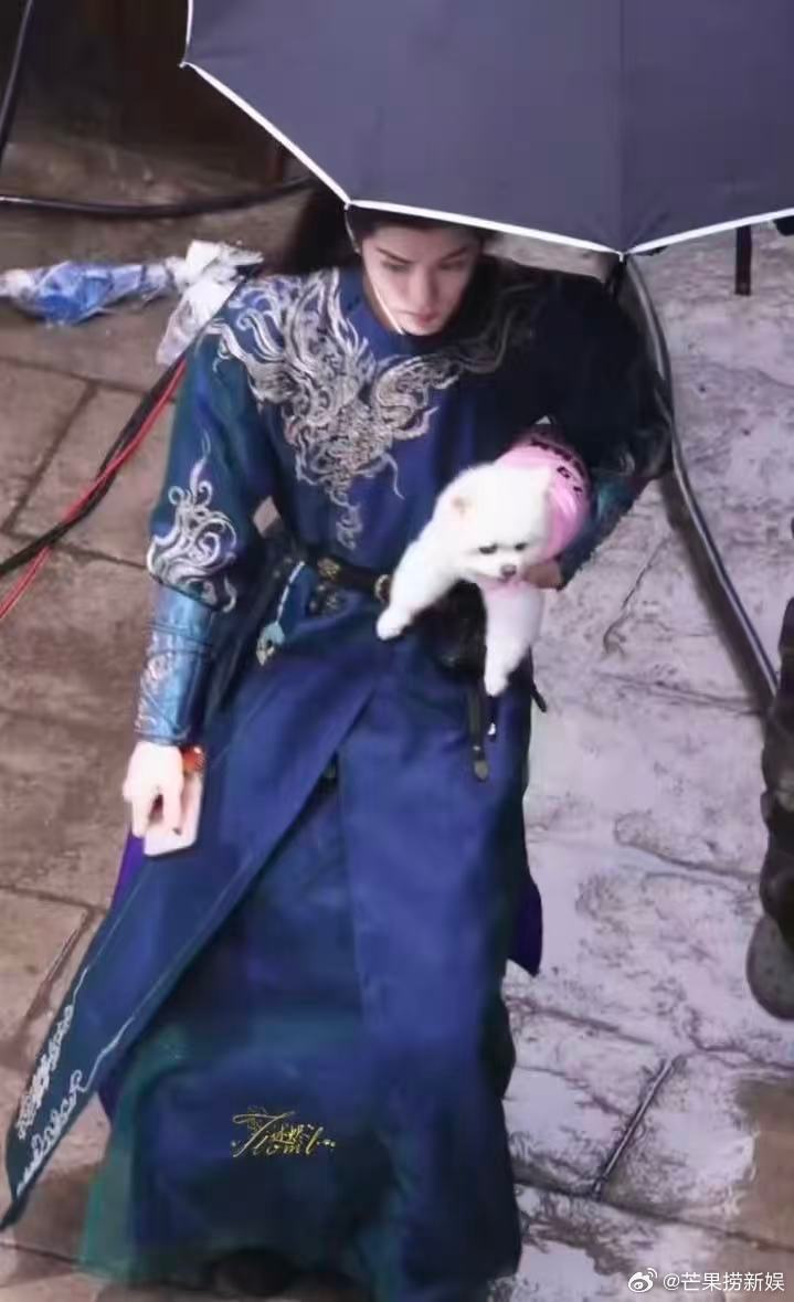 曾舜晞横店陪巧克力营业曾舜晞给将门独后剧组应援 一份奶茶两份心意，祝福孟子义将门