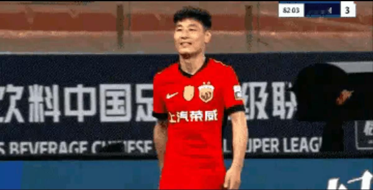 仔细看回放，武磊这个球首先完全有时间再往前跨一步，先用身体将球与防守球员隔开，这