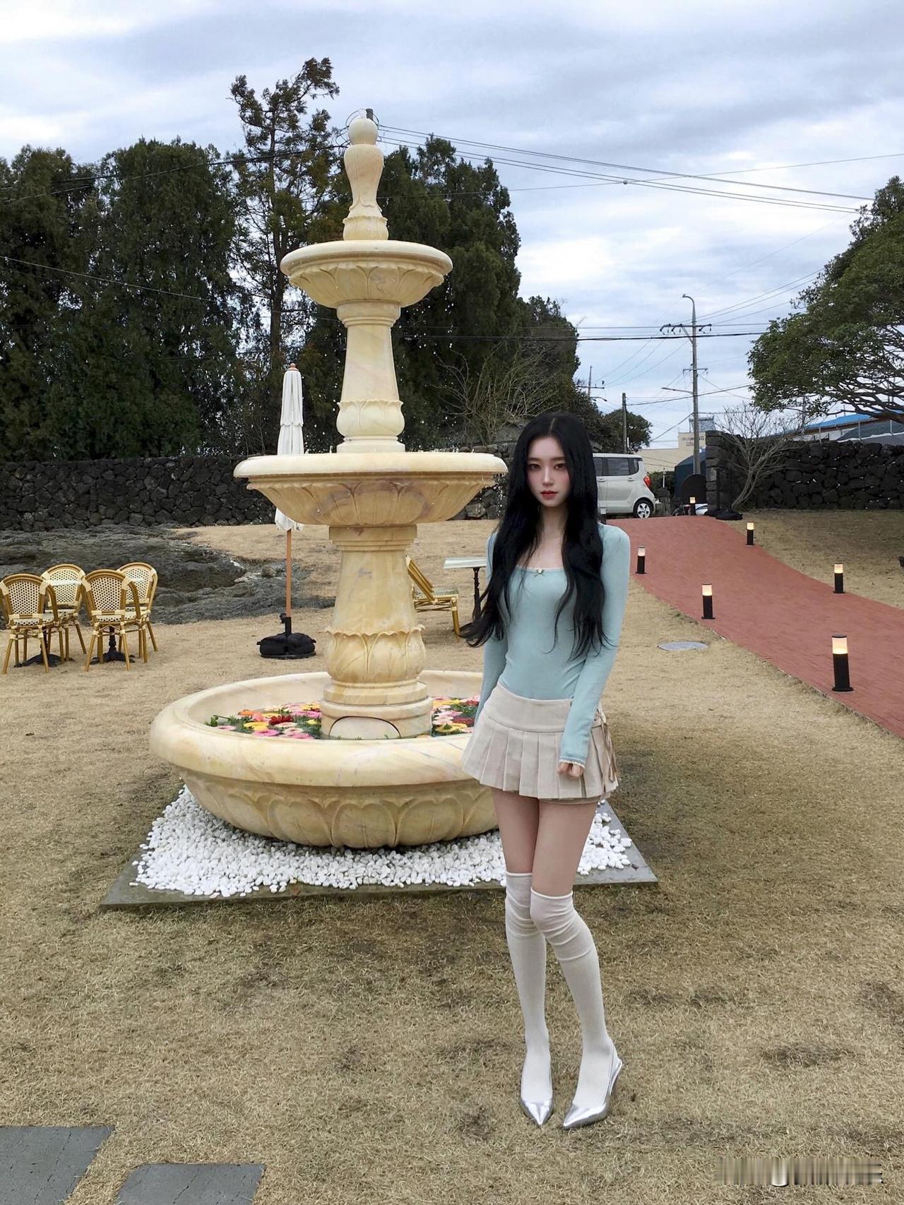 玉立亭前人，花影共徘徊。