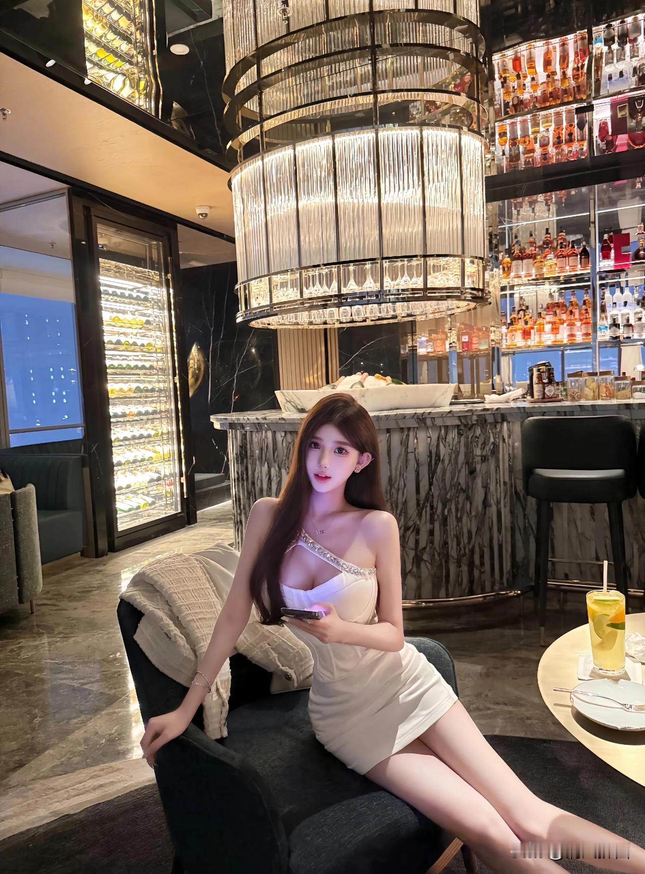 美人如花隔座送，共把明月当歌#美娇娘美图分享# #谁家玉女俏容颜# #风姿绰约美