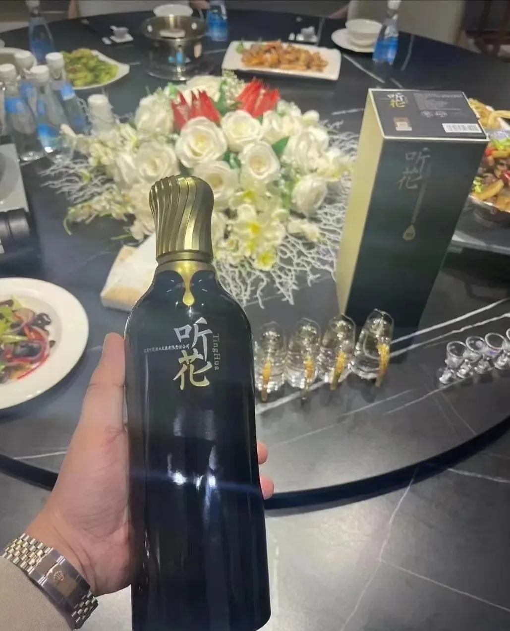 老铁，来瓶听花！！
我确实有点疑惑～
这酒到底谁在喝？[打脸][打脸][灵光一闪