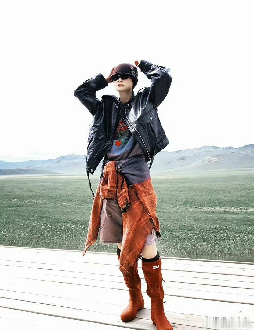 又是被李宇春穿搭征服的一天，短裤配靴子就是潮，衣架子任性，上衣随意混搭。 