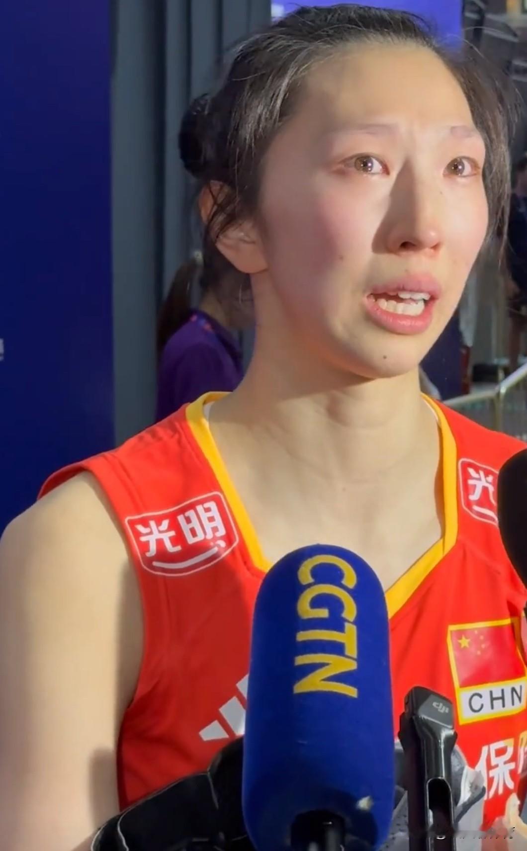 吴梦洁哭得特别痛[流泪][流泪]比赛结束后的采访区，中国女排和土耳其女排的队员们