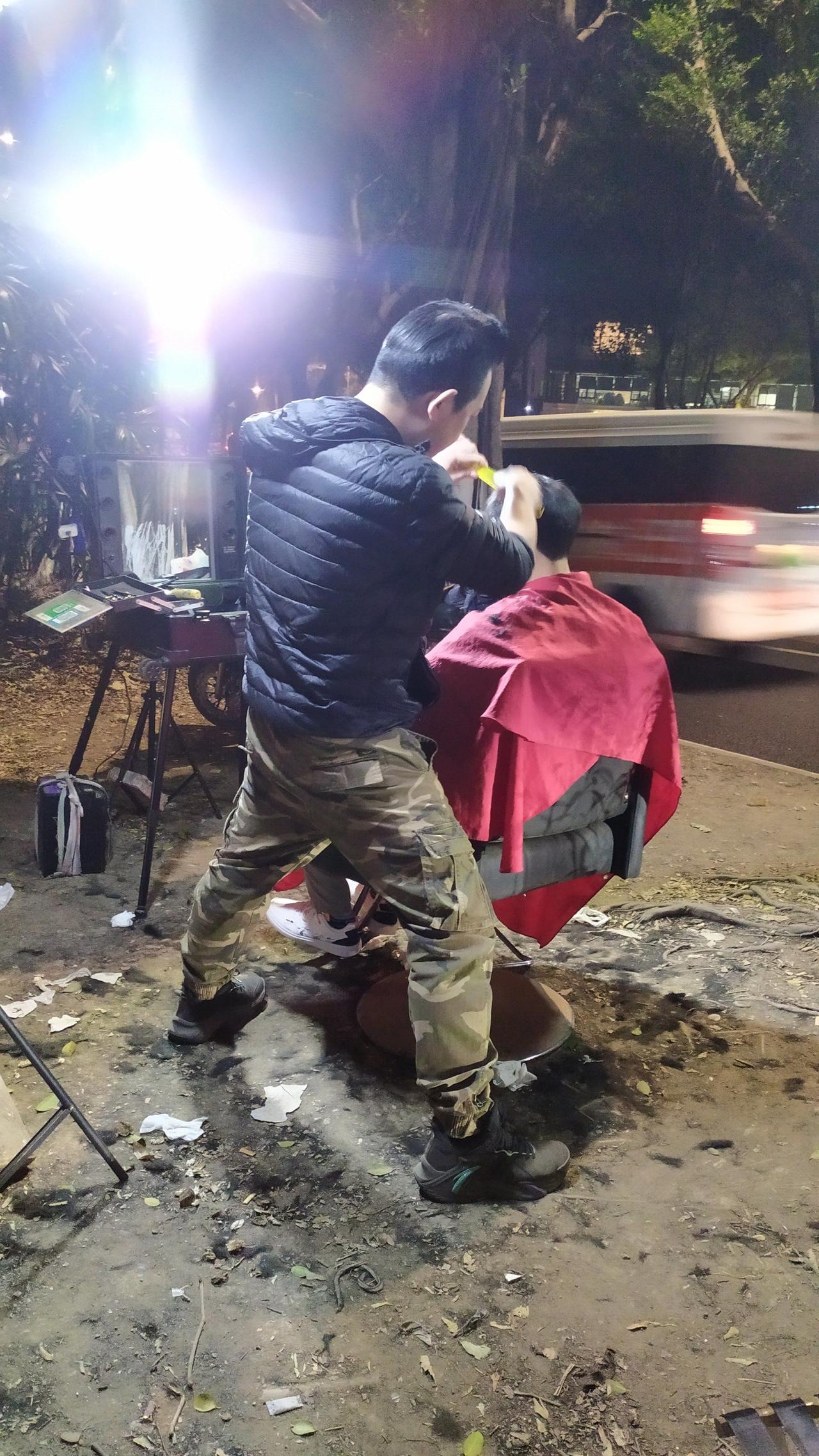 依照邻居的指引，我找到了小区最偏僻的1栋楼房1楼的一个单元房。这里既无广告，也没