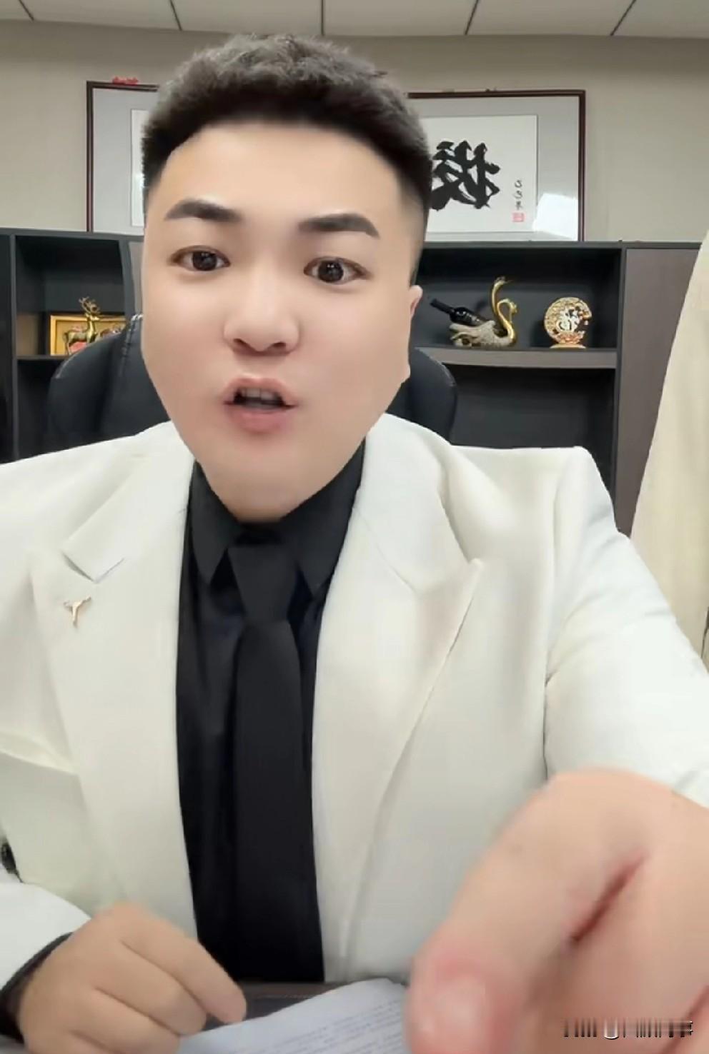 驴家阿宇爆料，东方某宝妻子去某桃子借钱，得到回应就是不借！

         