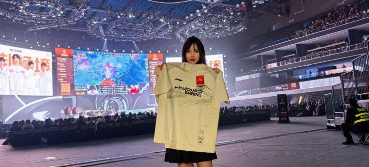 Suki晒iG新队服：谢谢李宁送的IG新队服 很喜欢狼嫂 