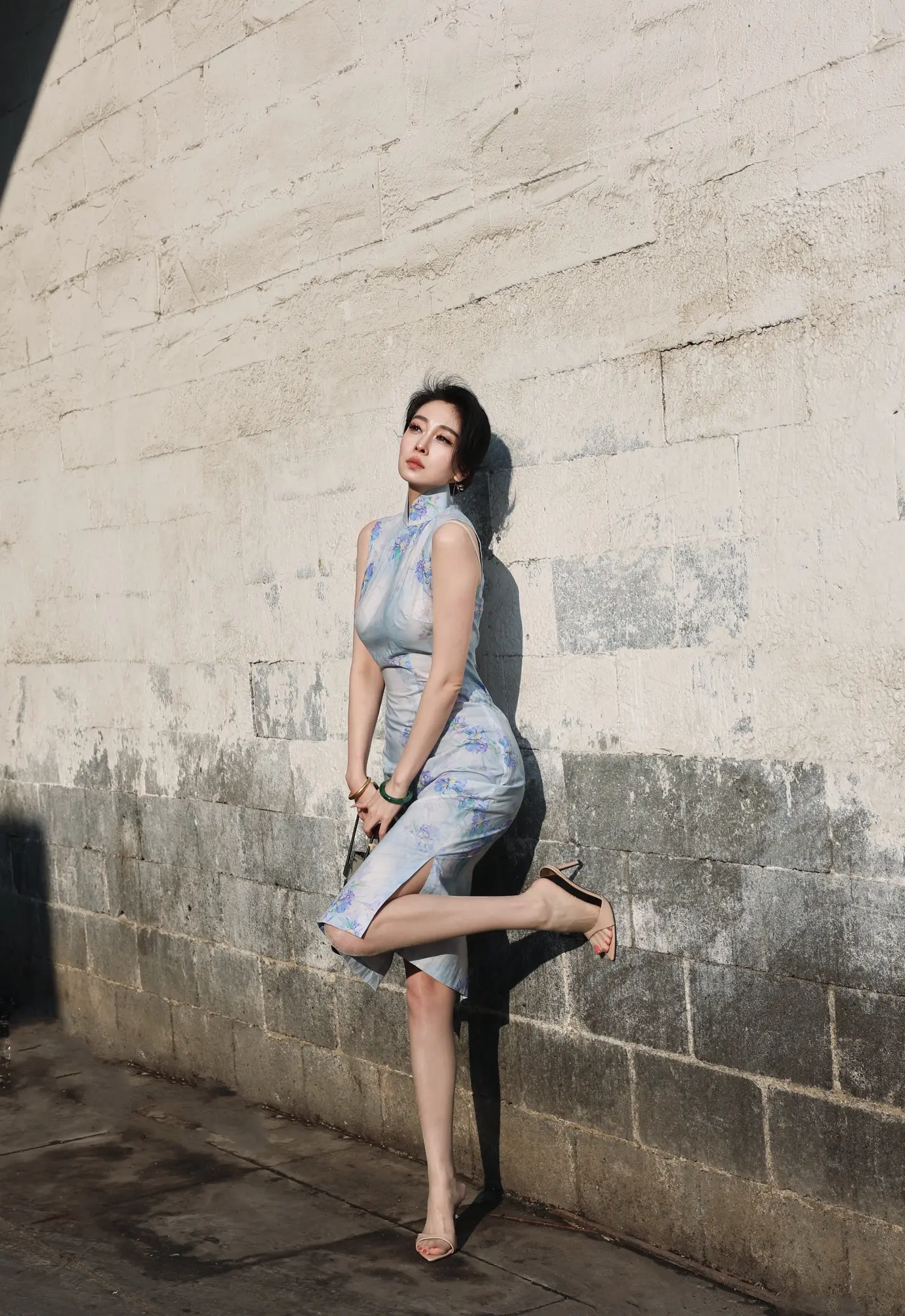 欲成大树，莫与草争.