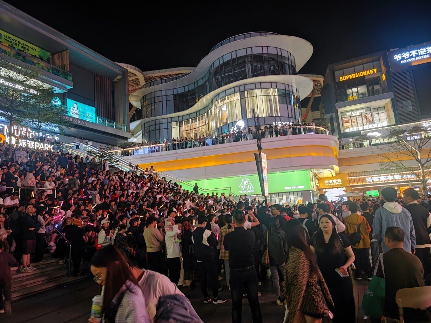 看看大红山的人流 