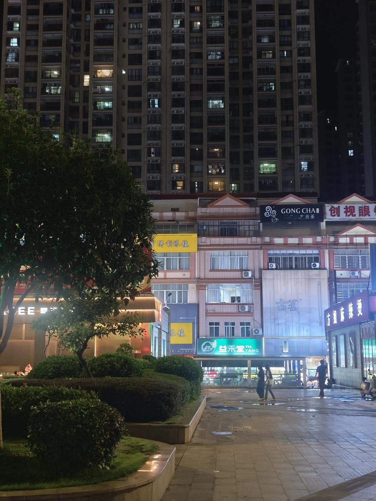 入夜了！平南县城中心广场区域也开始热闹起来，人来人往，车水马龙！特别是师范街一路