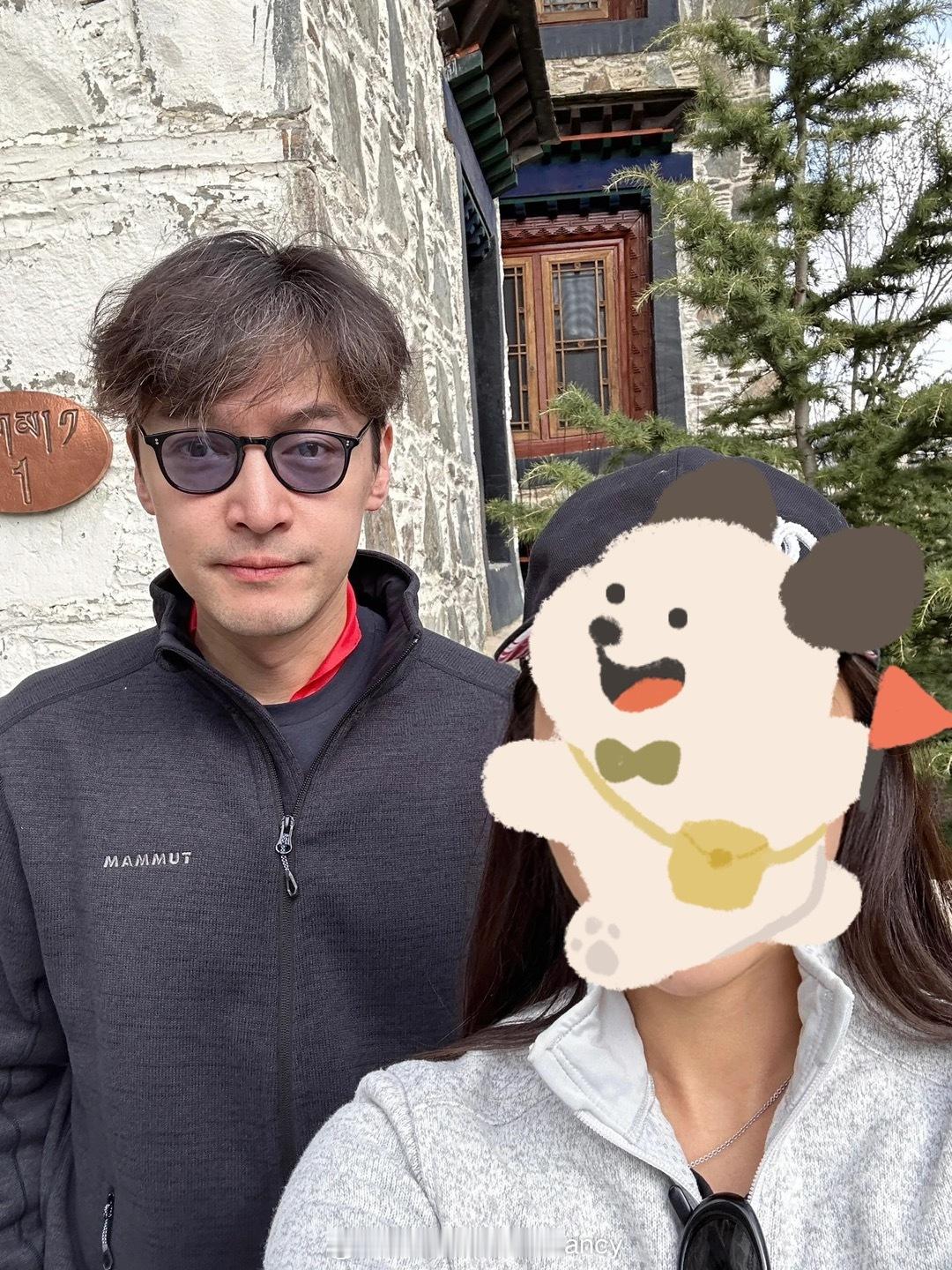 网友昨日西藏偶遇胡歌，all black运动装扮休闲又舒服，十分贴合他的帅气！ 