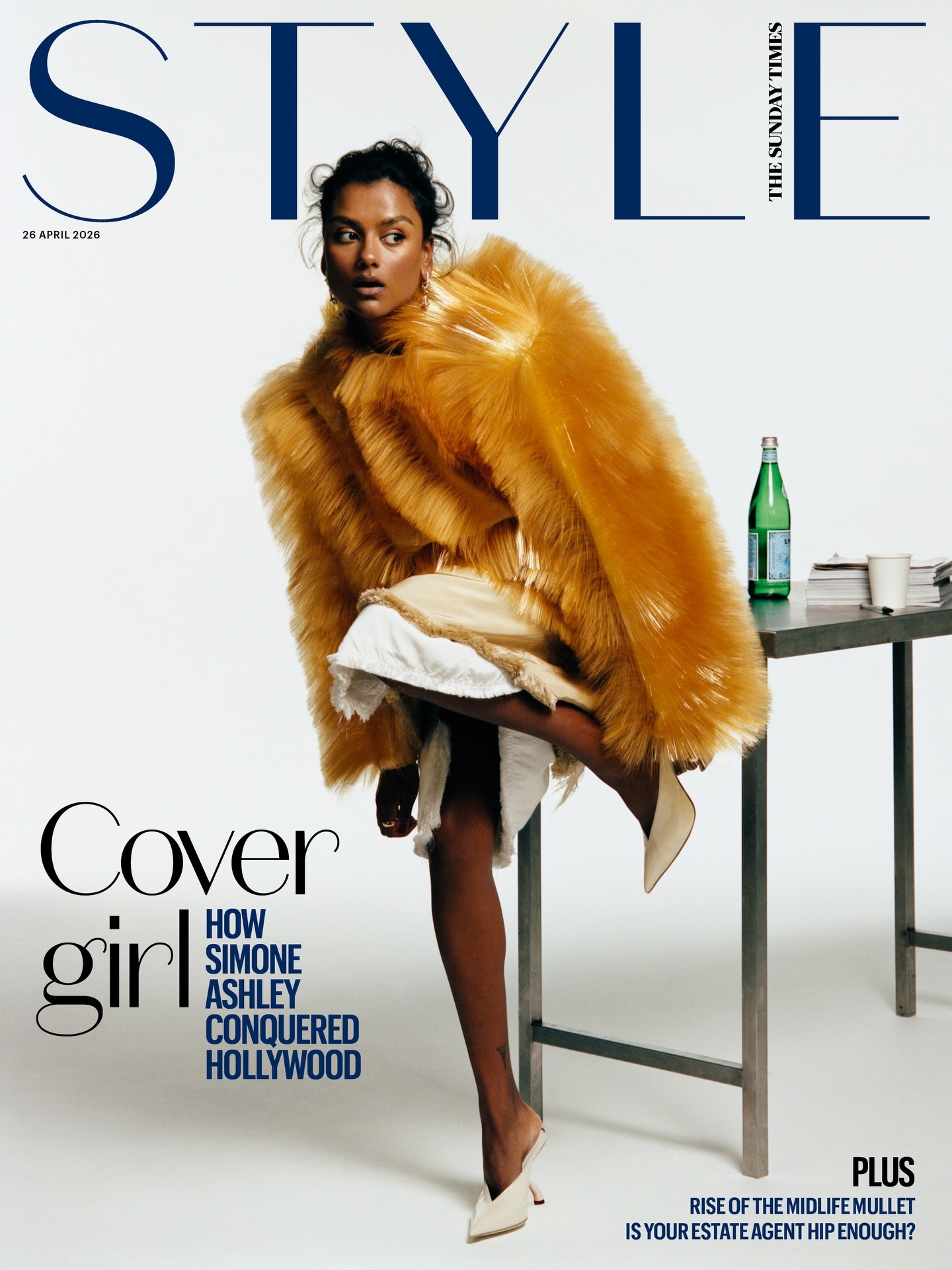 英国女演员 Simone Ashley 的新封面 ，身穿 Bottega Ven