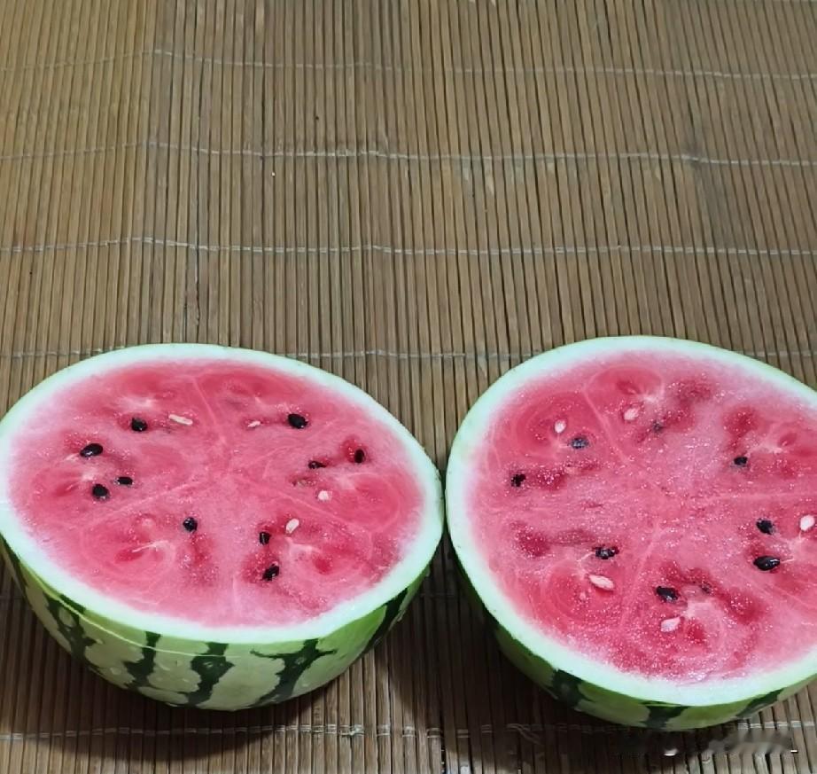 一个新鲜麒麟西瓜，一刀一分为二，切得整整齐齐！