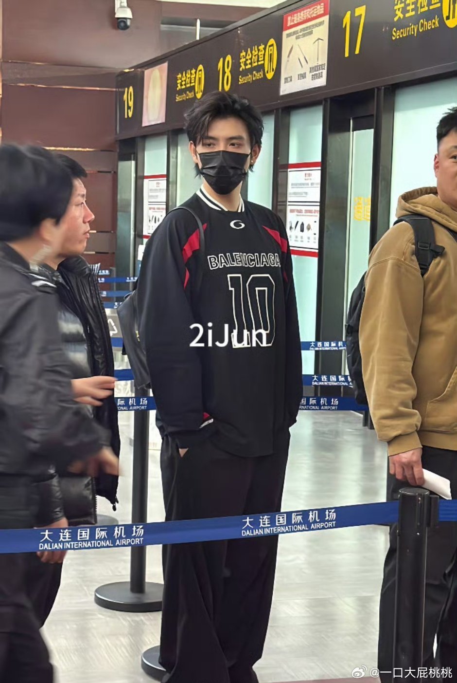 陈飞宇机场出发，即将受邀出席巴黎世家秋冬系列时装秀，穿的也是Balenciaga