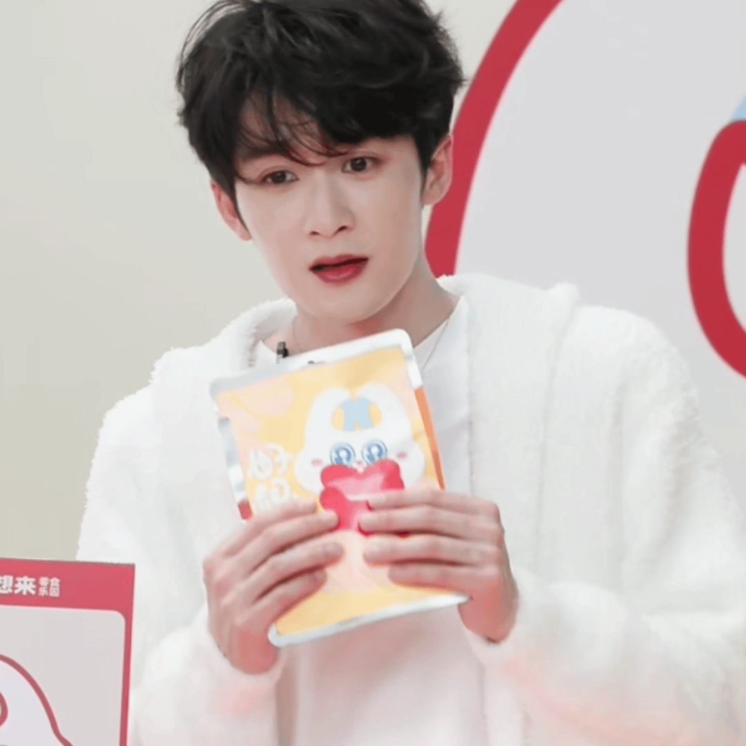 1月8日，檀健次在好想来品牌零食直播间直播，以一身白色休闲装亮相，看起来就像是白