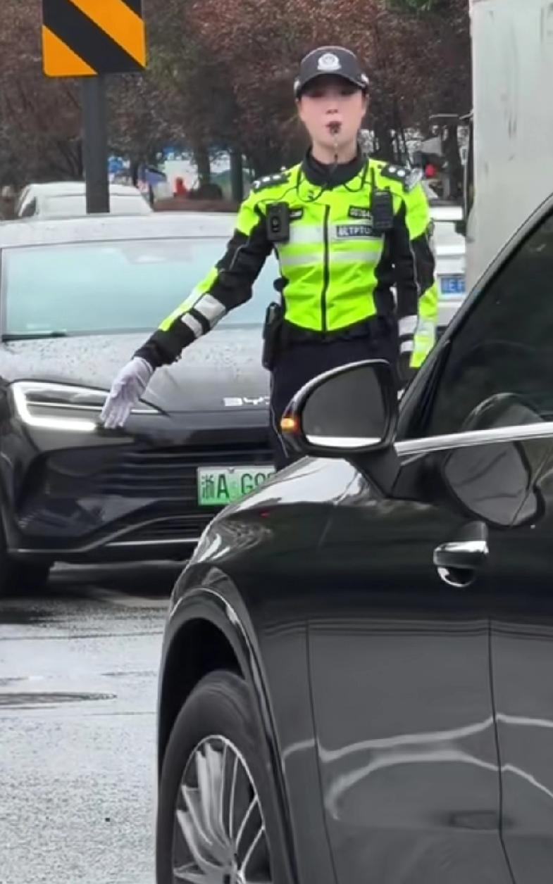 教科书级指挥，一招一式利落干脆，眼神坚定气场全开，守护路口秩序，英姿飒爽尽显杭州