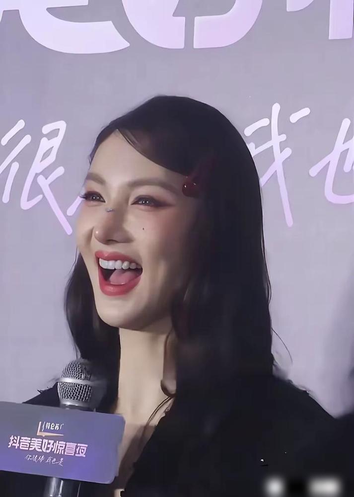 金晨估计做了幼态脸，距离上次变脸不到2个月，这回总不能甩锅给妆容吧？

最近看她