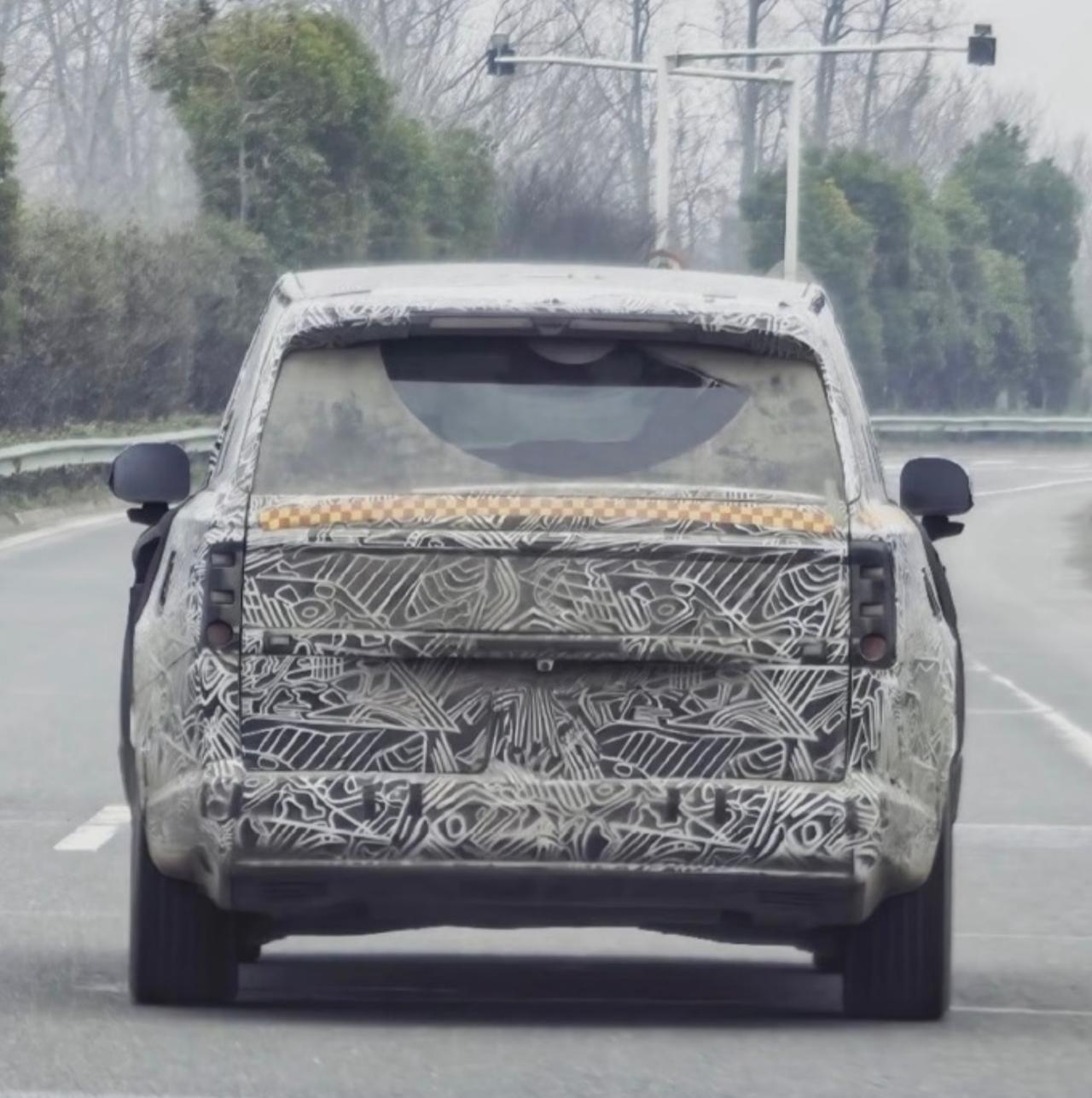 小米首款大型增程SUV YU9迎来轻伪装实车曝光，从曝光细节来看，无边框水滴型后