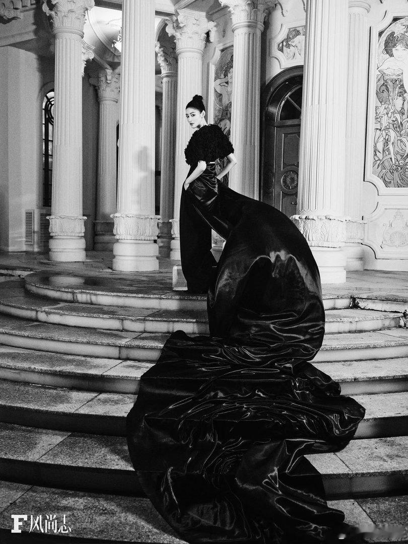 张天爱风尚志五月刊封面张天爱胶片感大片谁被张天爱风尚志五月刊美到！胶片质感勾勒精