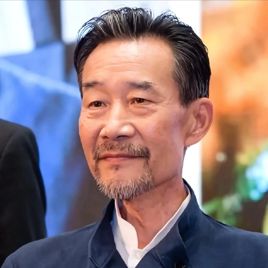 查了查李雪健老师在影视表演界的地位，
不查不知道，一查吓一跳，
这是99%的演员