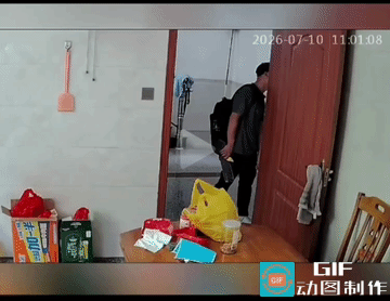 福建三明，一名窃贼趁村民家中无人，手持菜刀翻墙入室，监控完整拍下了全过程。

福