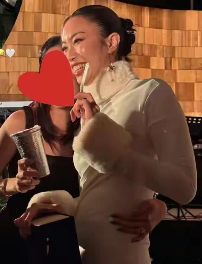 霍启仁在玉龙雪山举办婚礼，妻子疑似怀孕 