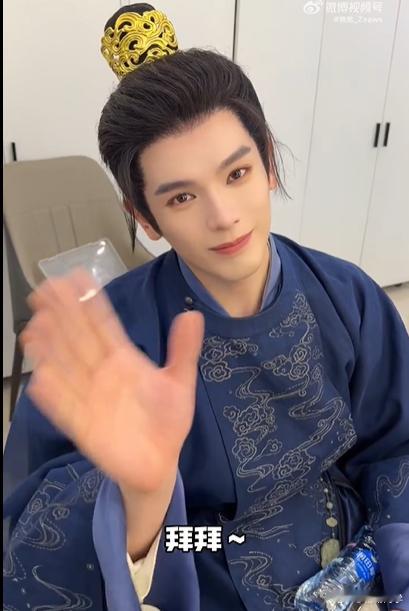 姚弛重回礼泰的一天vlog镜头没有花哨的滤镜，全是真实随性的日常画面，赶路、化妆