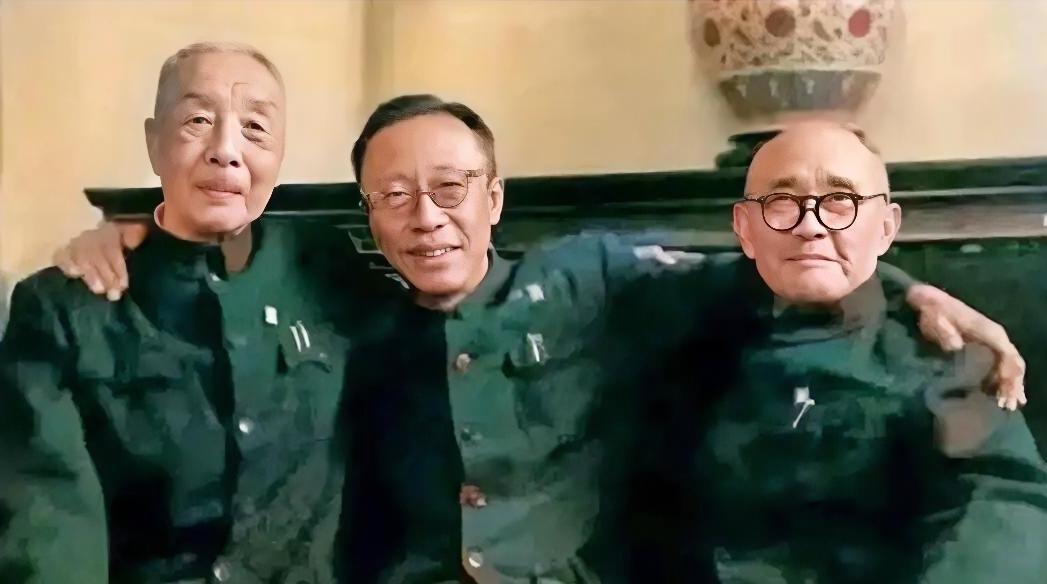 溥仪与两位“仇人”的合影。一位是把他从皇位赶下来的熊秉坤；另一位把他赶出紫禁城的