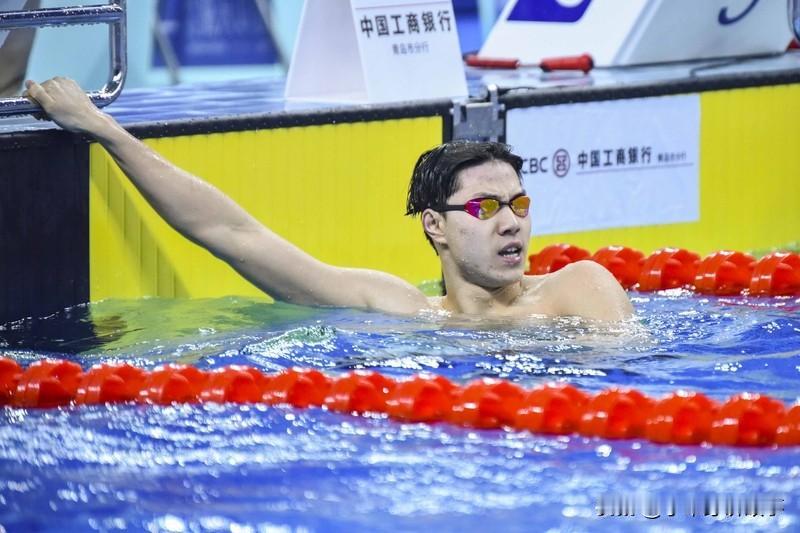 11月13日第十五届全运会游泳男子50米蛙泳决赛爆出大冷门，原本备受期待的覃海洋