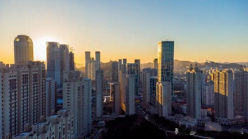 大连楼市的那些房东开心了。
连续下跌好几年的大连楼市现在终于看到了止跌的希望。